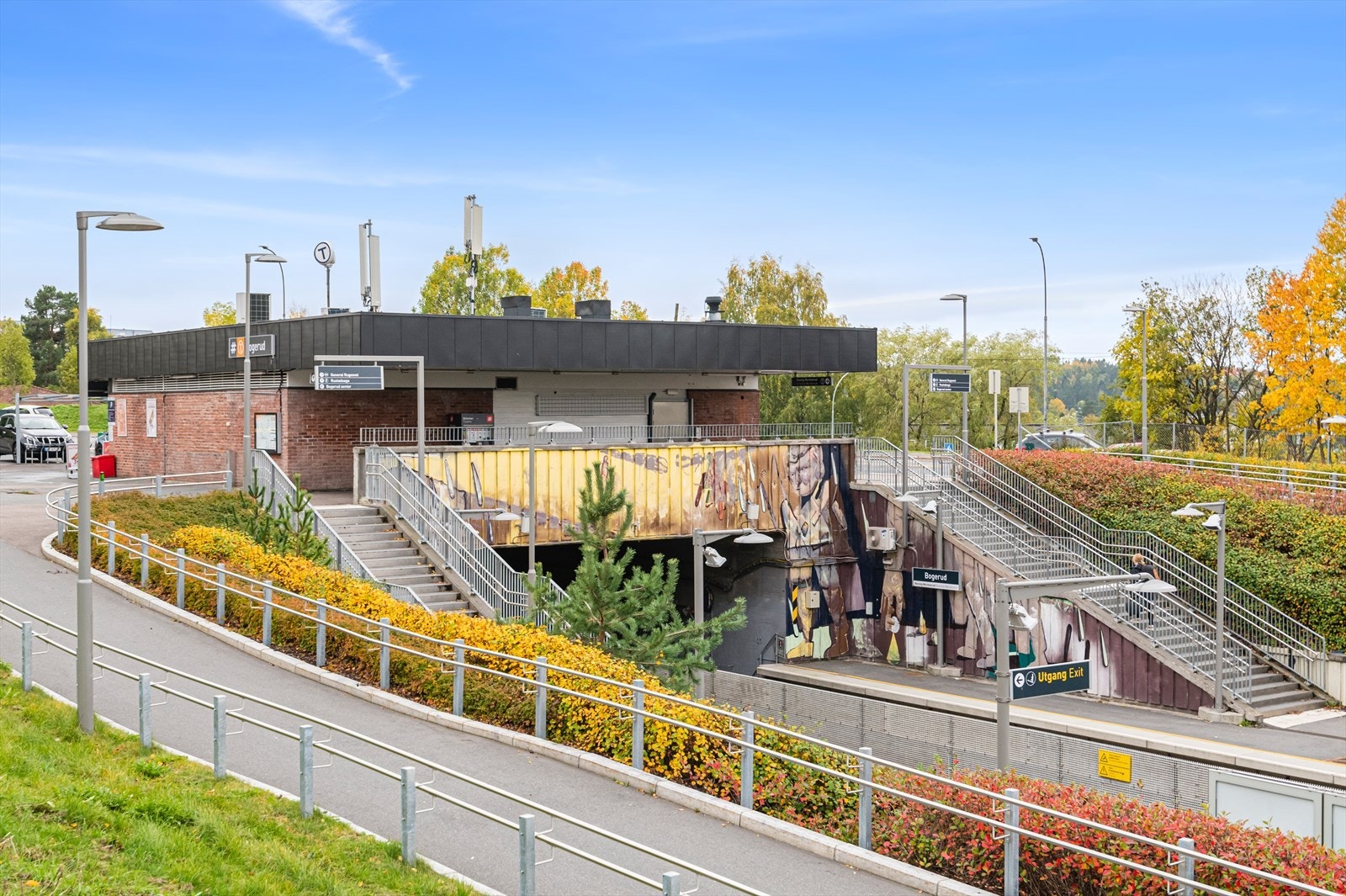 Fra boligen er det kort gange til Bogerud T-bane, her går det hyppige avganger mot sentrum. Fra Bogrerud T går linje 3, som tar deg til Oslo S på ca 18 minutter. Galleribilde