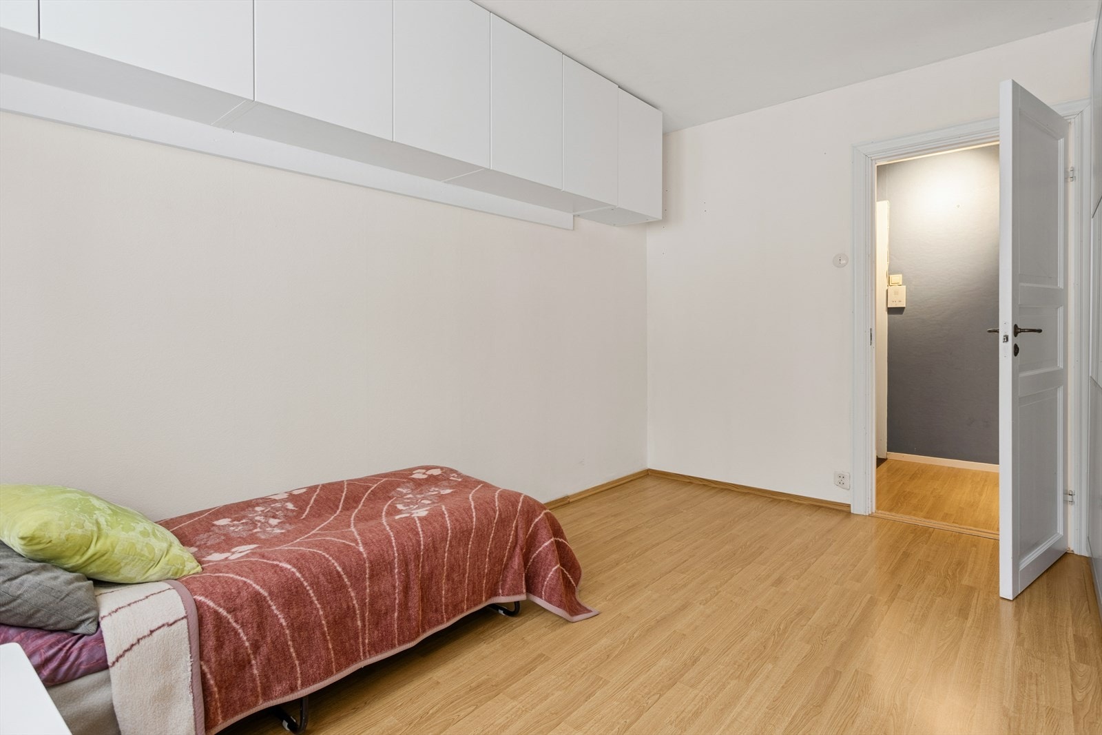 Bruk gjerne det ekstra soverommet som barnerom, gjesterom eller hjemmekontor. Praktiske veggskap gir ekstra oppbevaringsplass. Galleribilde