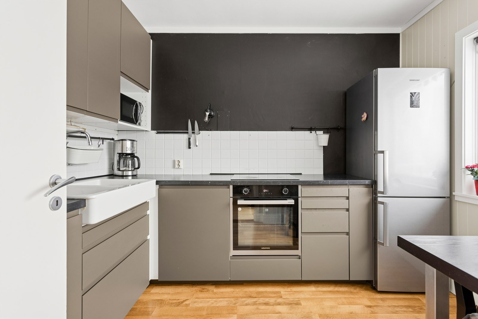 Kjøkkeninnredning er av type Ikea og er ifølge selger byttet ut i 2020 med matte fronter, benkeplater i laminat, oppvaskkum i porselen. Galleribilde