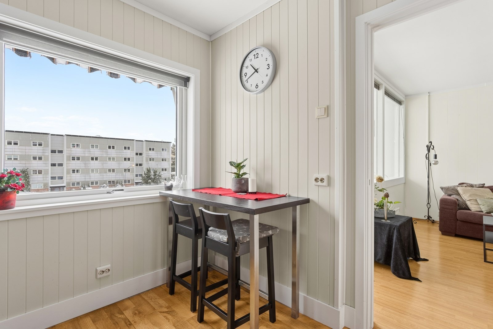 Adskilt kjøkken med plass til lite frokostbord ved vinduet. Galleribilde