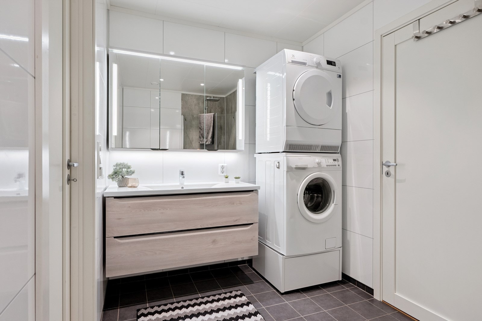 Baderomsinnredning med skuffer i tillegg til speilskap bidrar til god oppbevaring og oversikt. Galleribilde