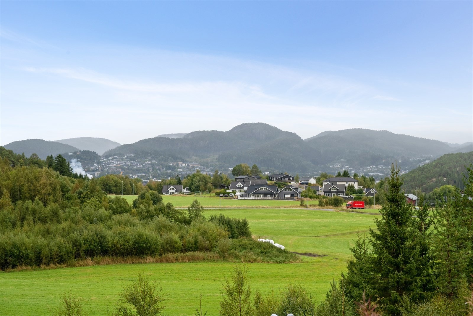 Utsikt-nært marka, turterreng og lysløypa som starter like nedenfor huset. Avstand til sentrum er ca. 4 km og det er gang og sykkelsti dit. Galleribilde