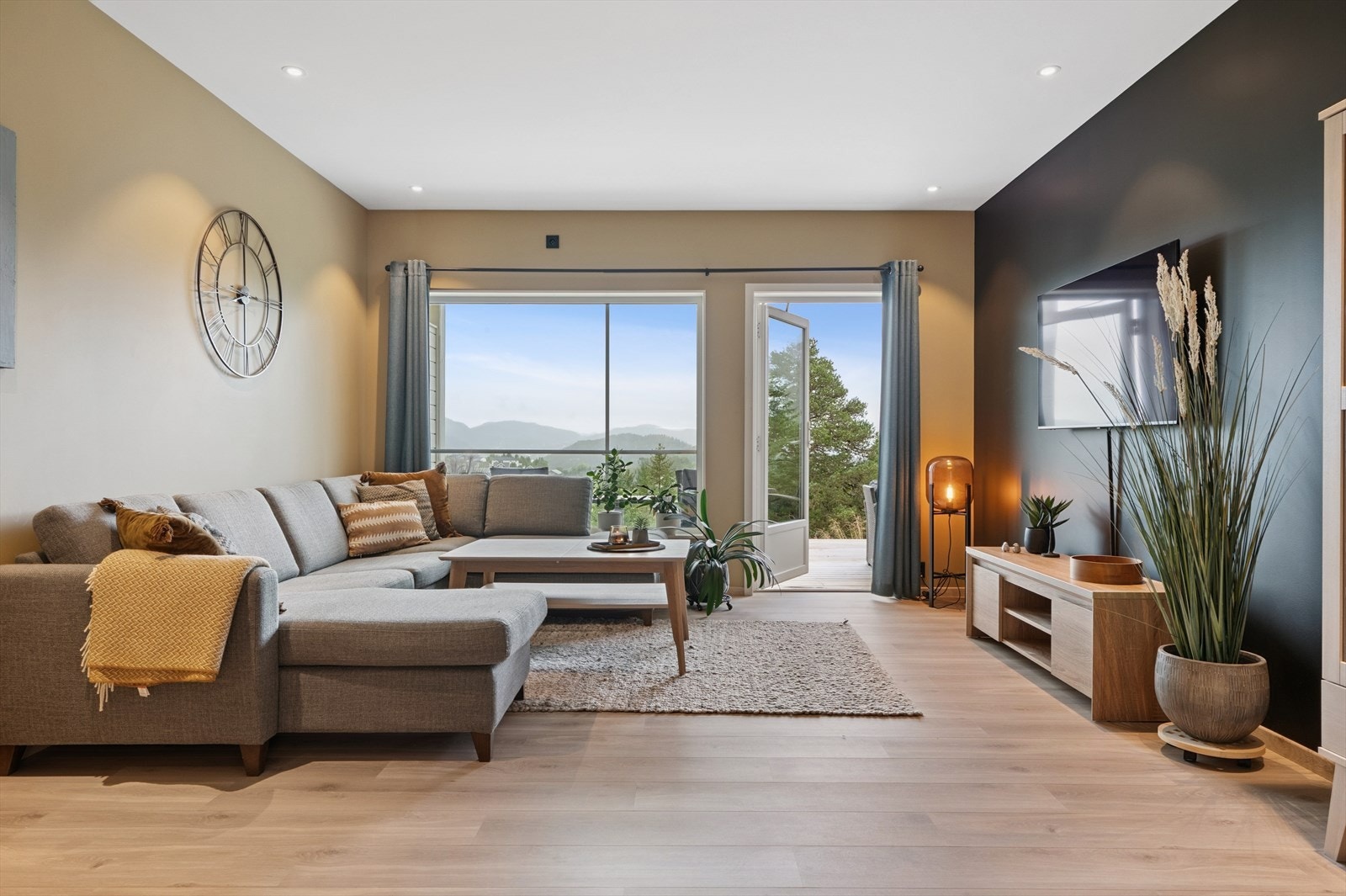 Her kommer du til en strøken og oppgradert leilighet med deilig gulvvarme og downligts i himling. Galleribilde