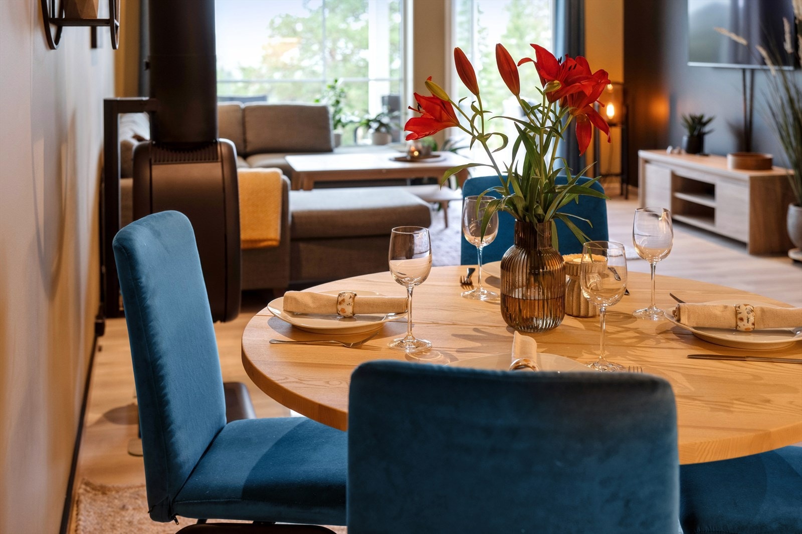 Felleskostnaden kr 14 160 ,-pr mnd. inkluderer blant annet : Tv/internett, vedlikehold, snømåking/strøing, forsikring, kommunale avgifter og øvrige driftsutgifter. Galleribilde