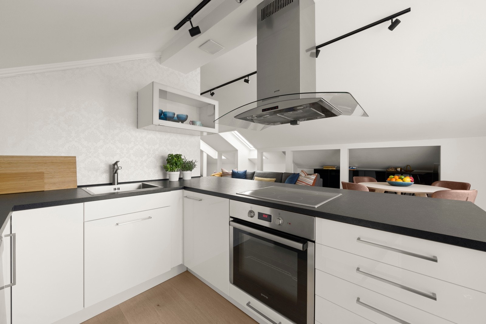 Det er komfyr, platetopp, vannstoppsystem og komfyrvakt. Avsatt plass til kjøl/fryseskap. Opplegg for oppvaskmaskin. Galleribilde