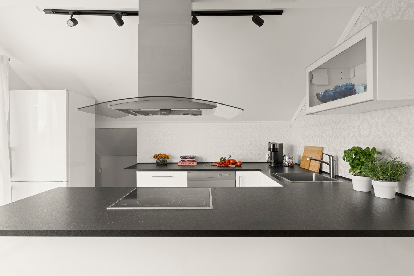 Elegant og funksjonell kjøkkenløsning med god plassutnyttelse. Galleribilde