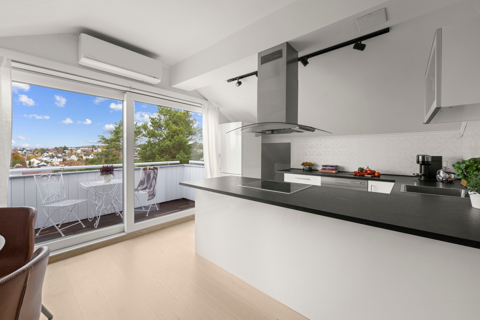 Utgang fra stue/kjøkken til balkong på 4,7 kvm. Galleribilde