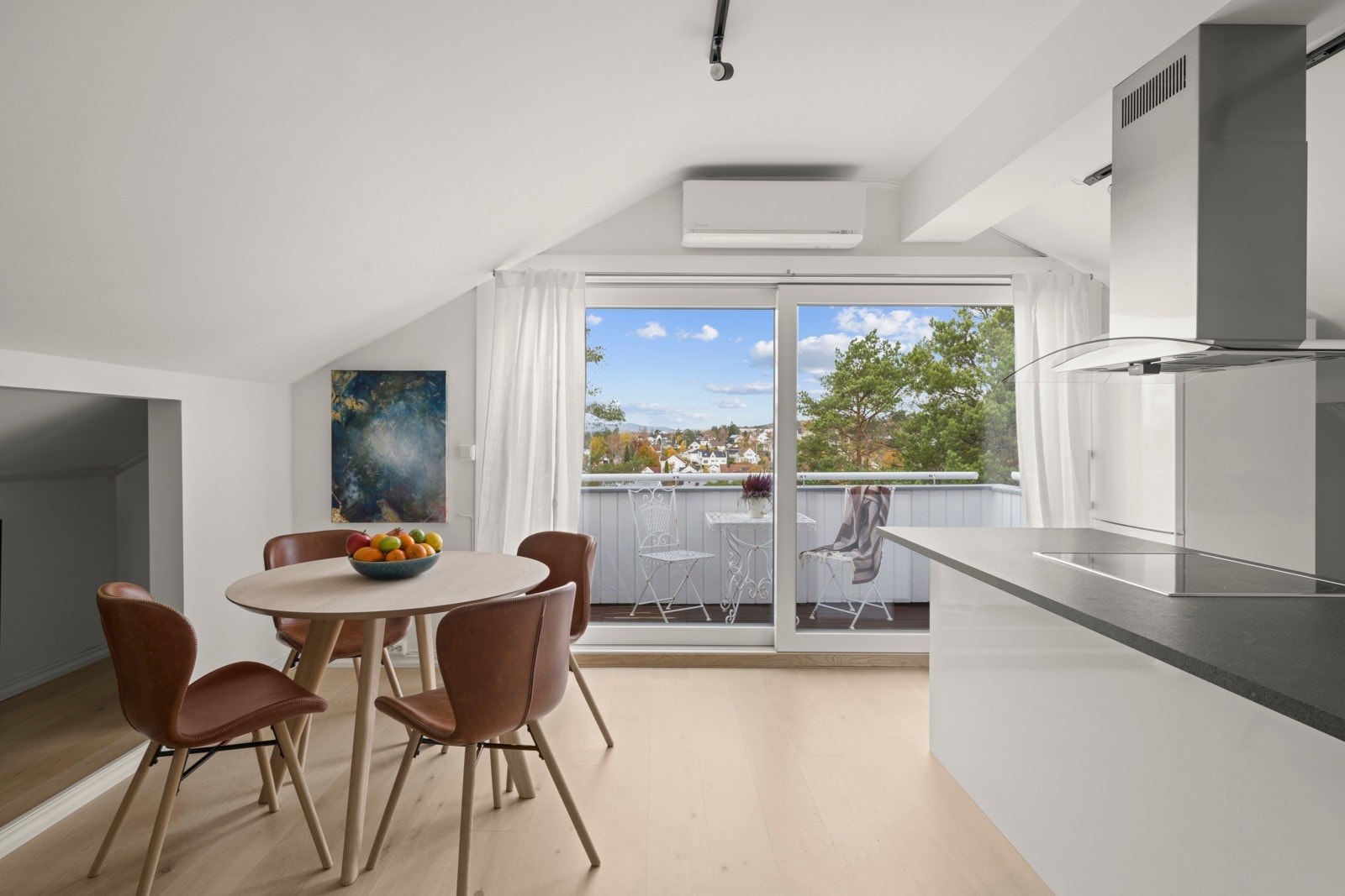 Nordvestvendt balkong med kveldssol og rolig atmosfære. Galleribilde