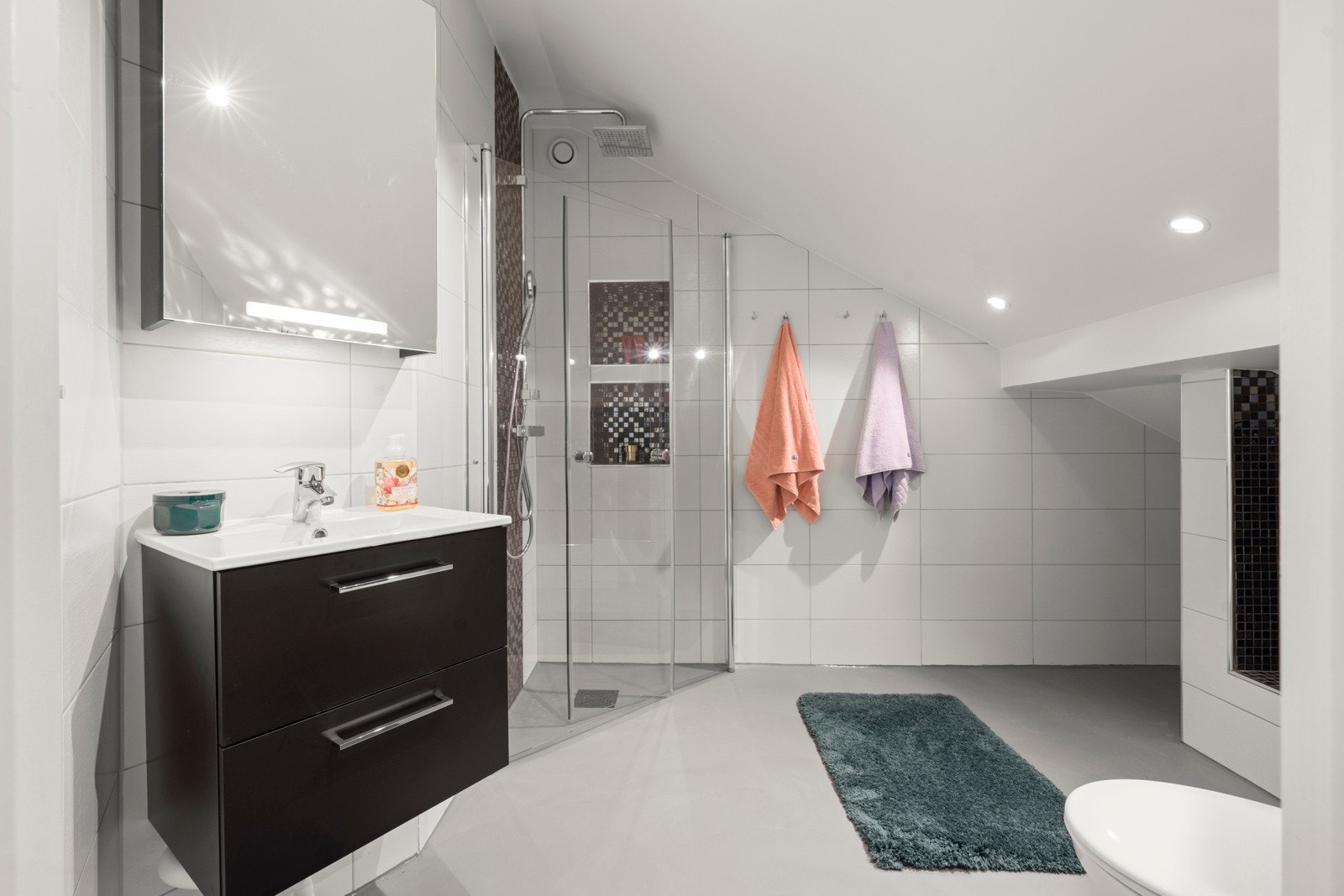 Lyst bad med moderne preg, oppgraderinger og opplegg for vaskemaskin. Galleribilde