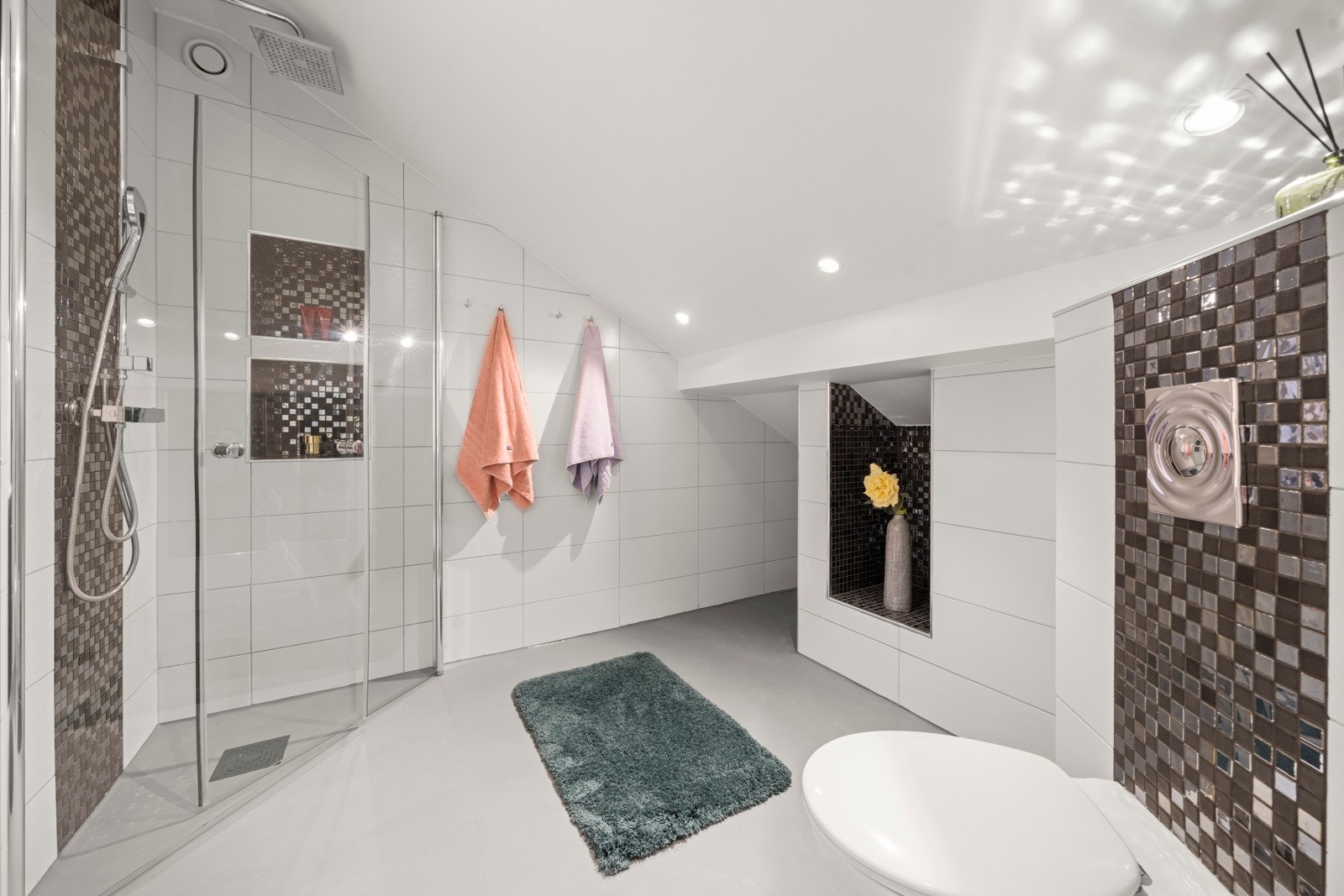 Målt ca 24 mm fra ferdig overflate gulv ved dør til overkant hovedsluk utenfor dusjnisje. Galleribilde