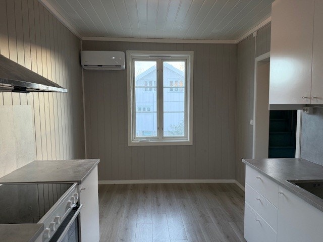 Kjøkken med god plass for spisebord på kjøkkenet. Galleribilde