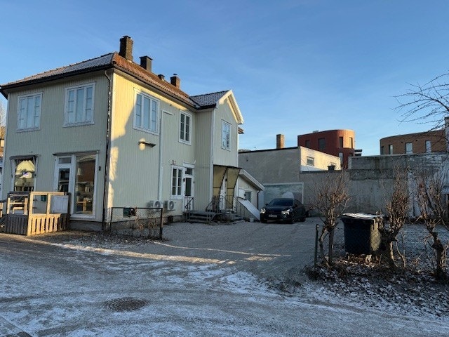 Fasade og bakgård. Galleribilde