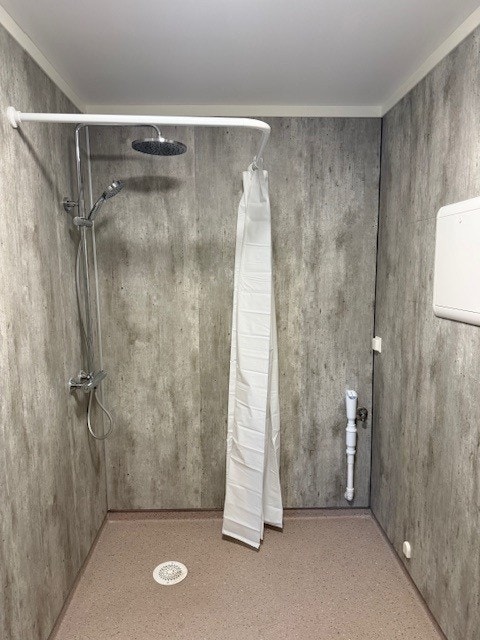 Bad med opplegg for vaskemaskin og plass til tørketrommel. Galleribilde