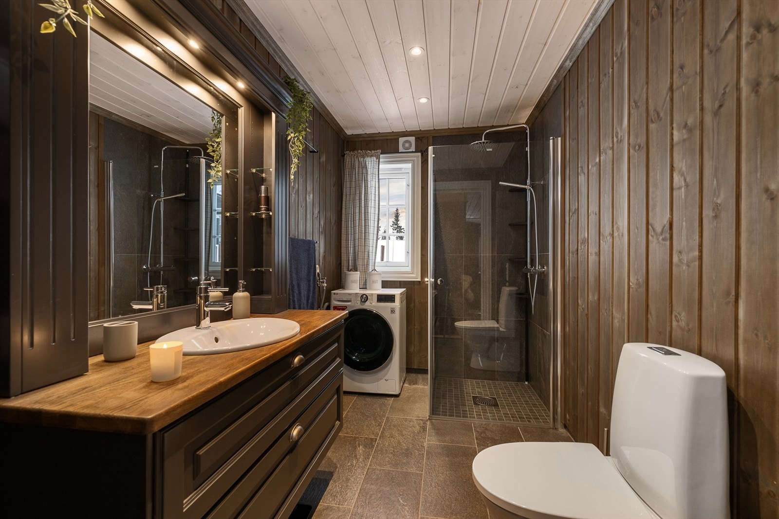 Badet ligger på hovedplan, med enkel adkomst fra øvrige rom. Galleribilde