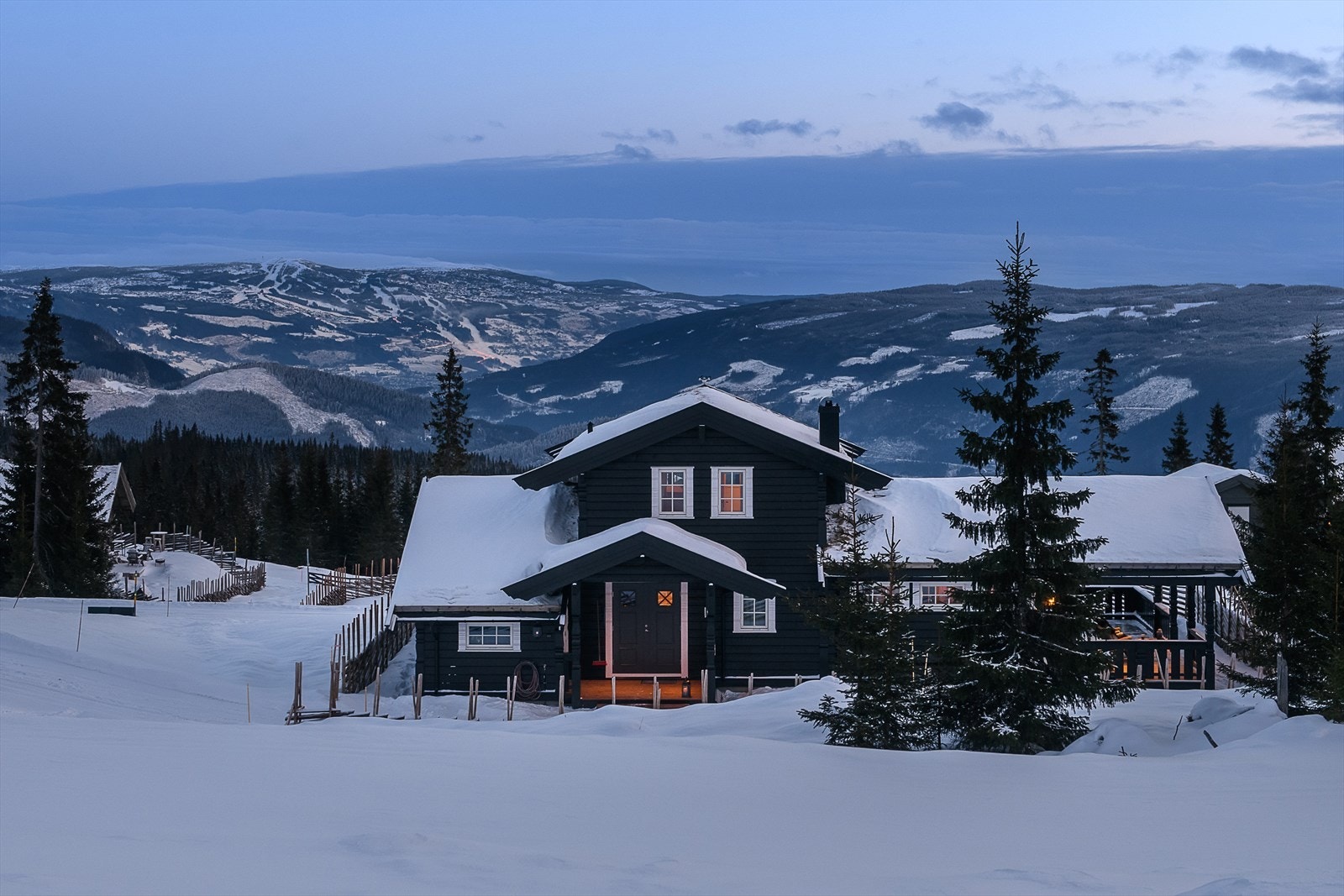 Hytta ligger flott til på Musdalssæter, et nyere hytteområde beliggende mellom Tretten og Gausdal. Galleribilde