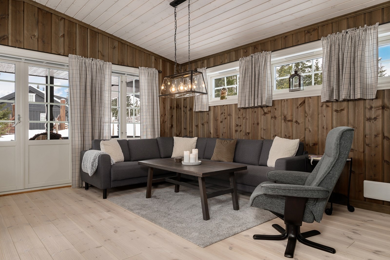 Fra stuedelen er det utgang til takoverbygd terrasse. Galleribilde