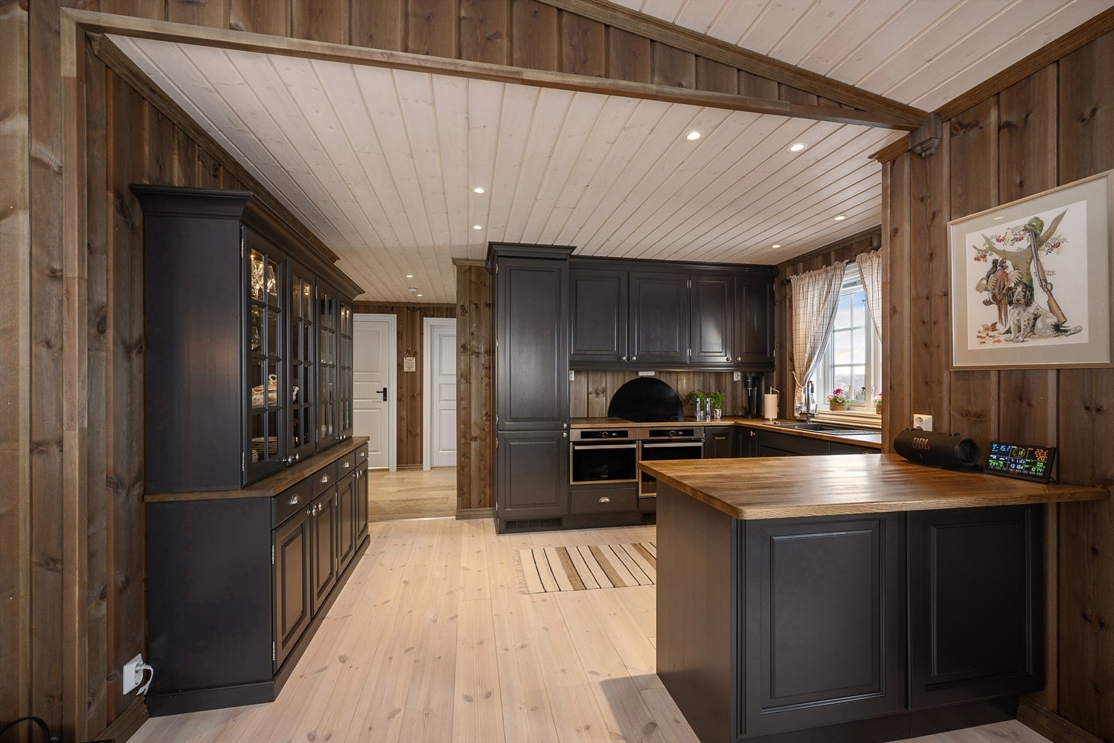 Innredningen er i hestesko, med romslig skjenk og vitrineskap for ekstra oppbevaring. Galleribilde