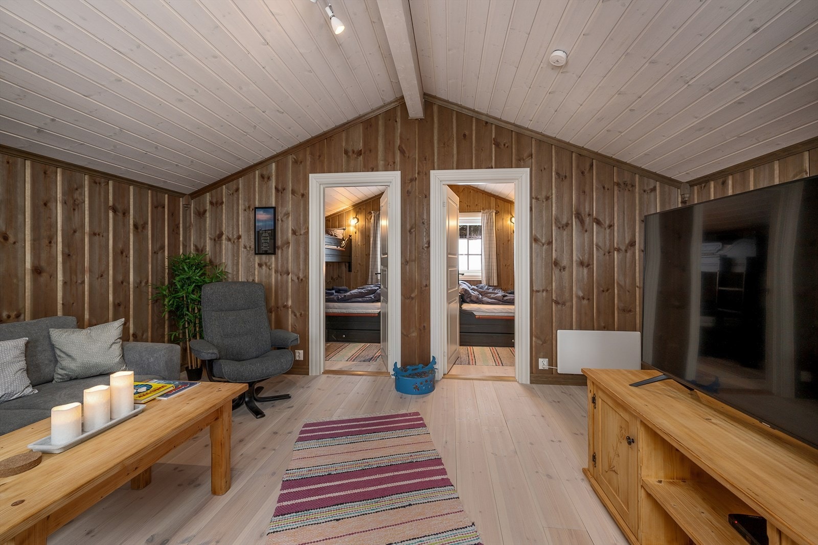 Fra loftstuen er det adkomst til balkong og to soverom. Galleribilde