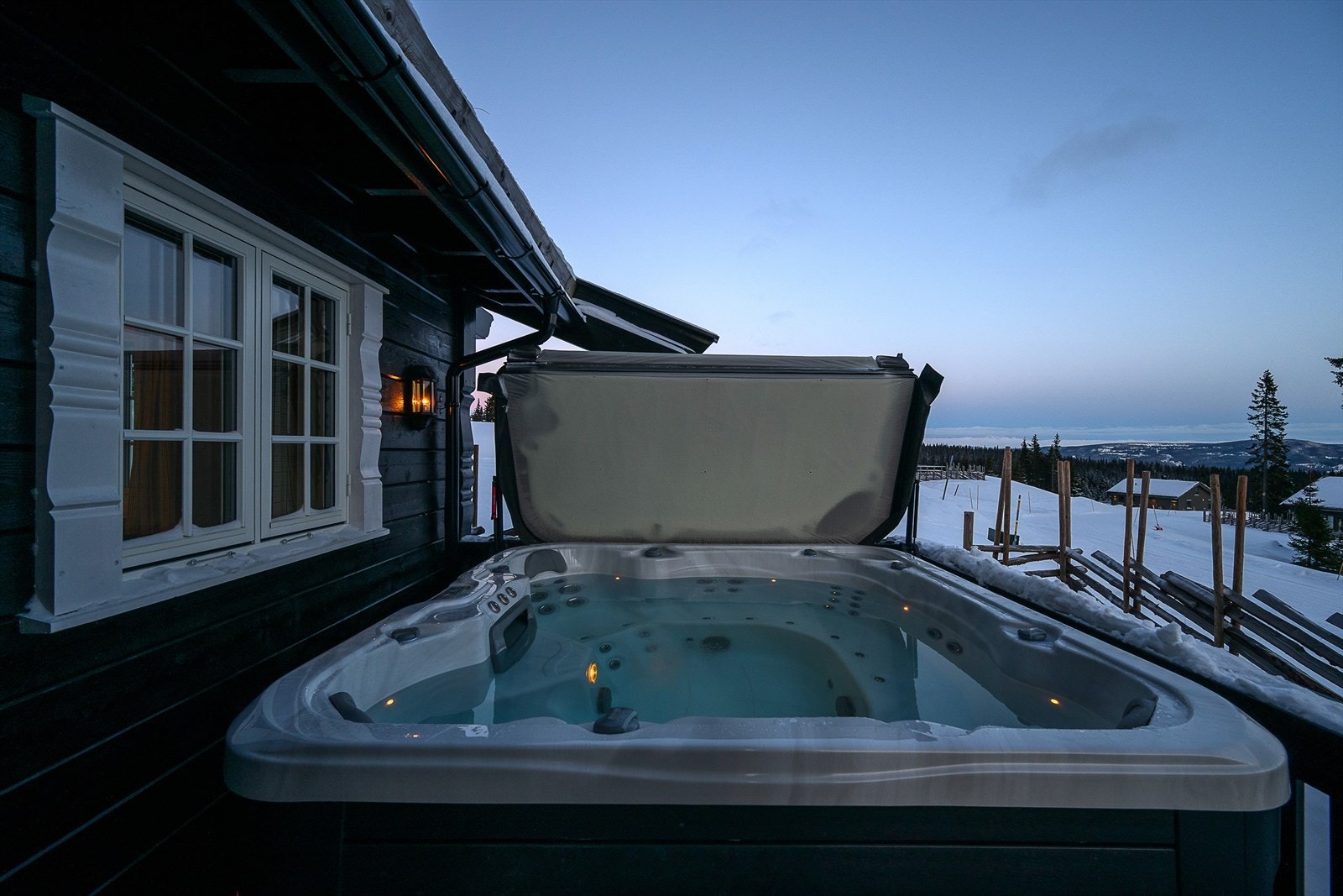 Jacuzzi på terrasse. Galleribilde