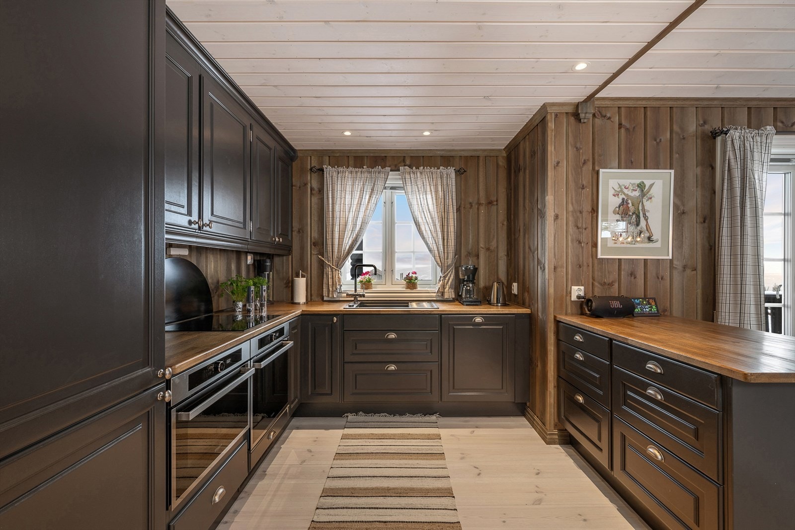 Kjøkkenet har innredning i heltre fra Kistefoss. Galleribilde