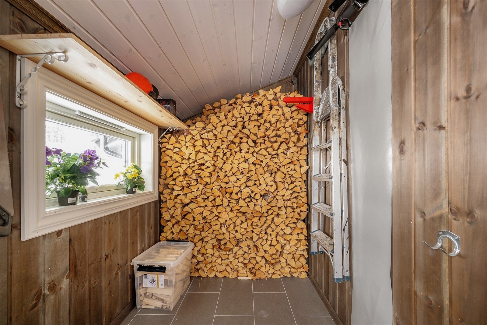 Utvendig sportsbod med flere bruksområder. Galleribilde