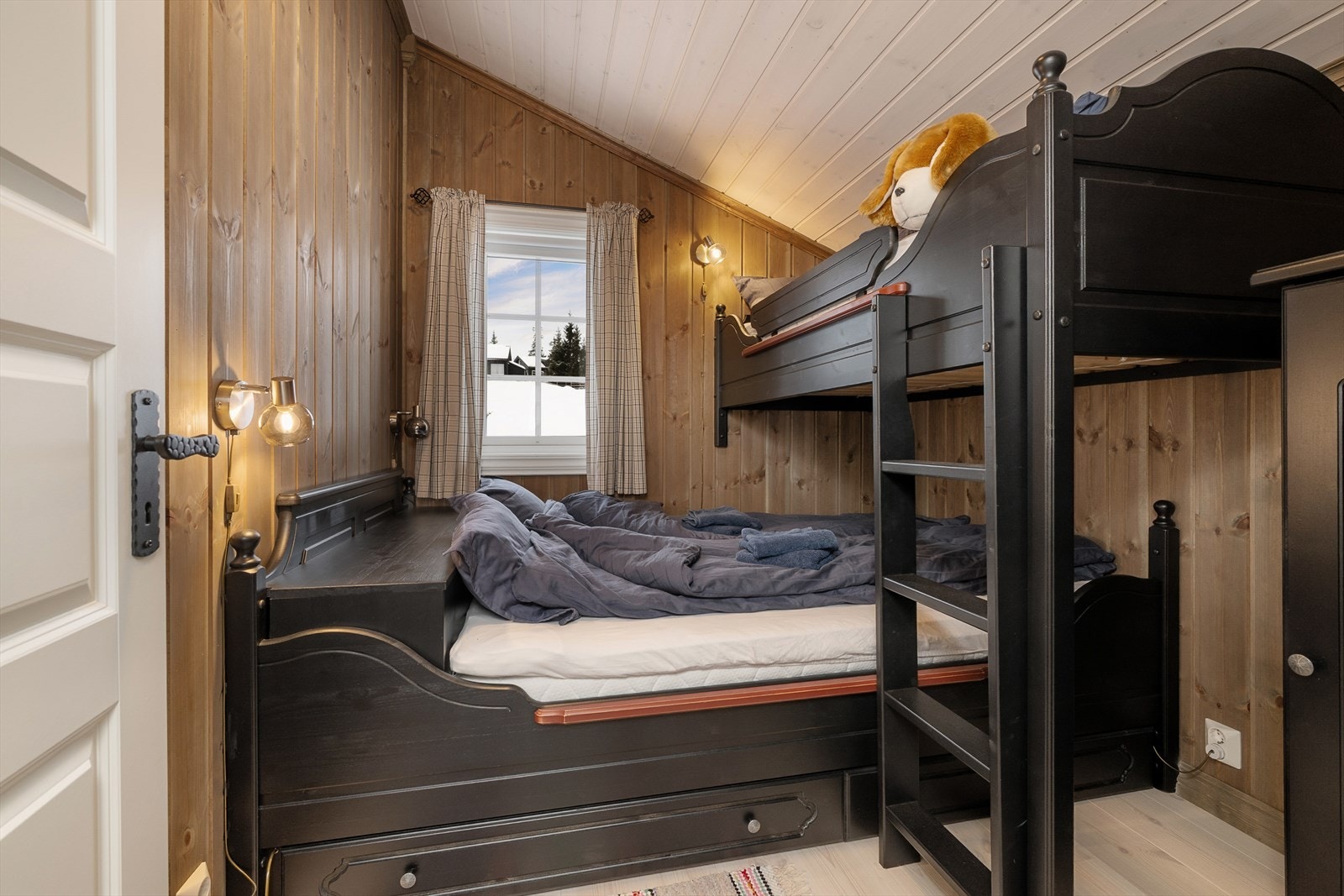 Begge soverom i 2.etasje har plassbygd dobbeltseng med køye over. Galleribilde