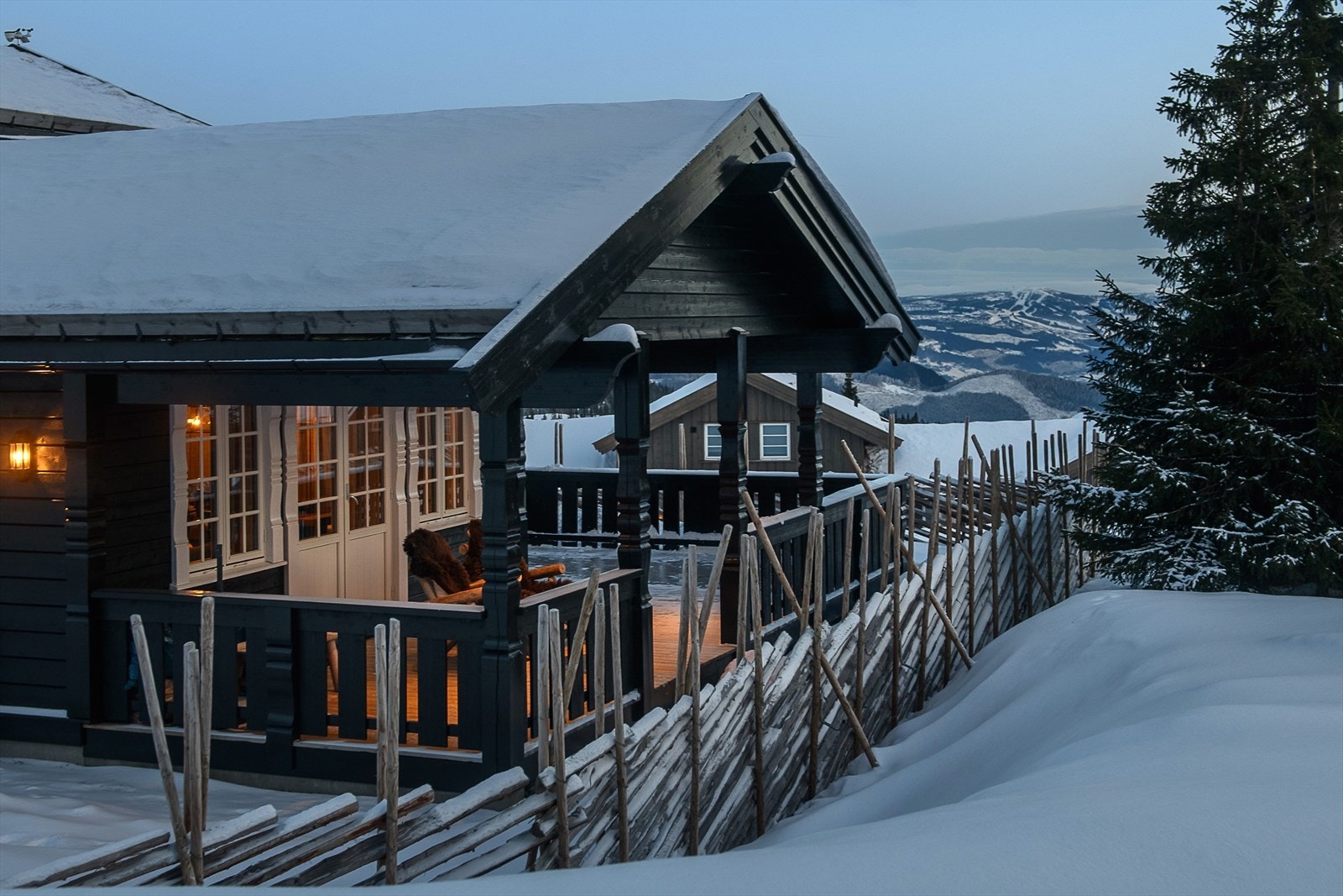 Det er sammenhengende terrasse rundt halve hytta. Galleribilde
