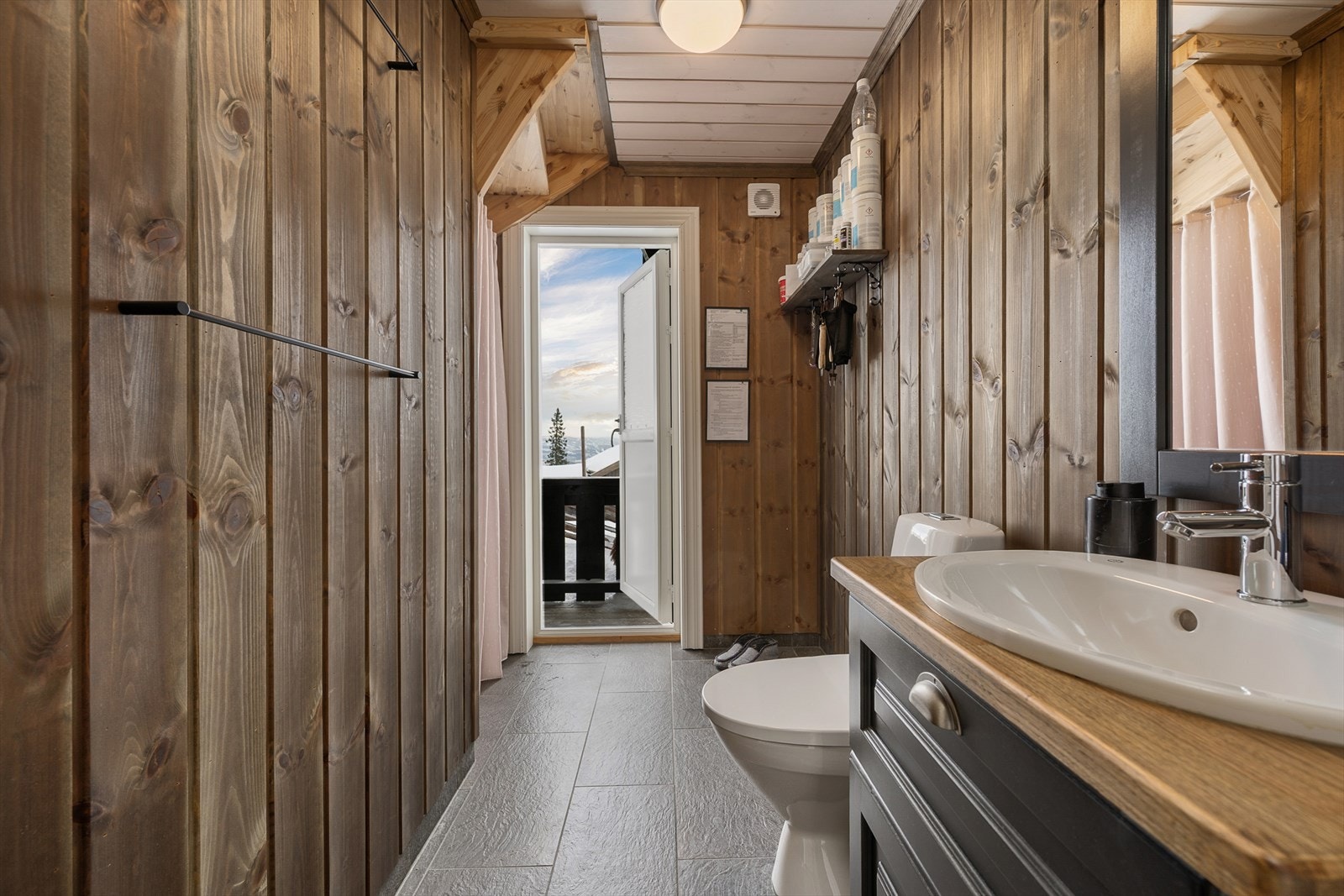 I tilegg til badet er det et praktisk separat toalettrom med adkomst til terrasse. Galleribilde