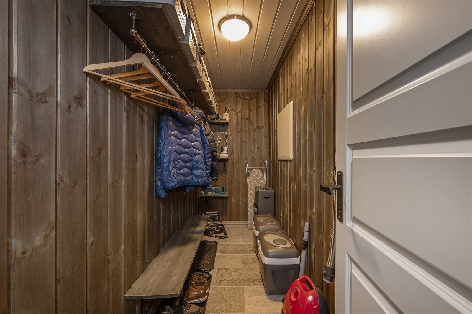 Praktisk bod/garderobe med adkomst fra entré. Galleribilde