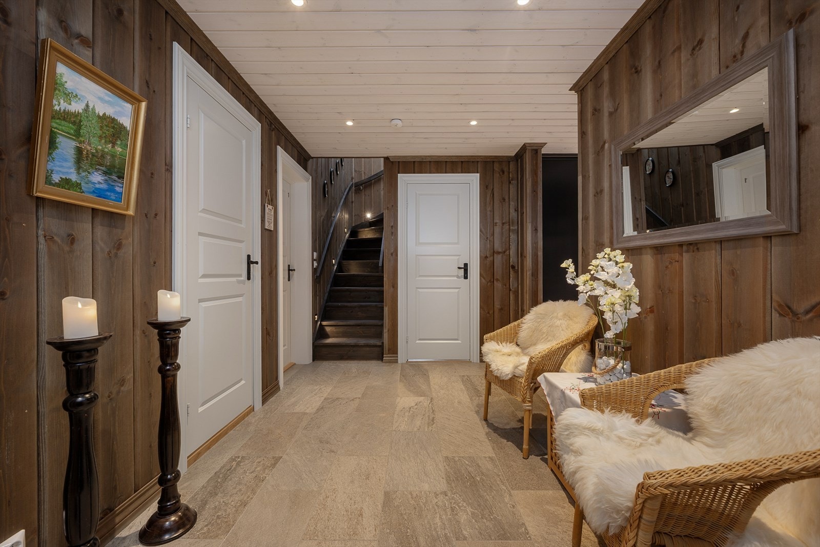 Romslig entré med varmekabler i det flislagte gulvet. Galleribilde