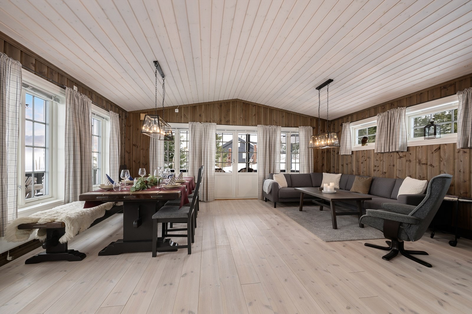 Stuen har godt med vindusflater som gir rikelig med naturlig lys til rommet. Galleribilde