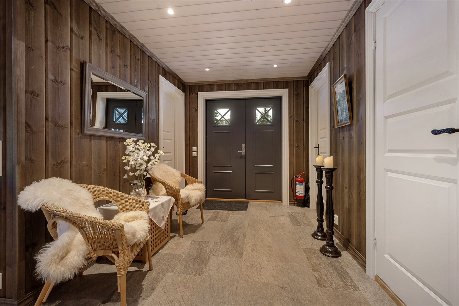 Adkomst til hytta via dobbel ytterdør. Galleribilde