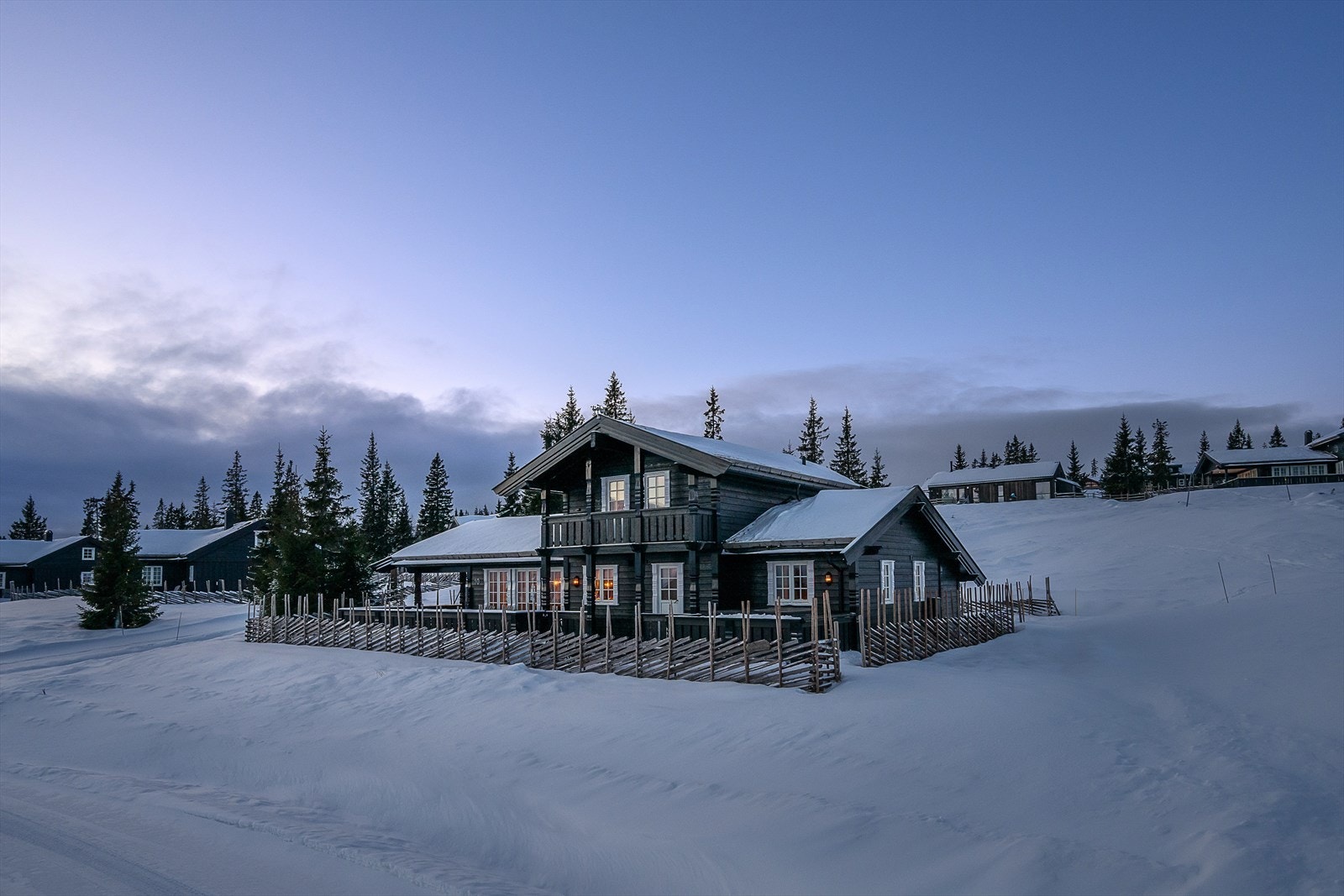 Tomten ligger i et svakt hellende terreng og er dels inngjerdet. Galleribilde