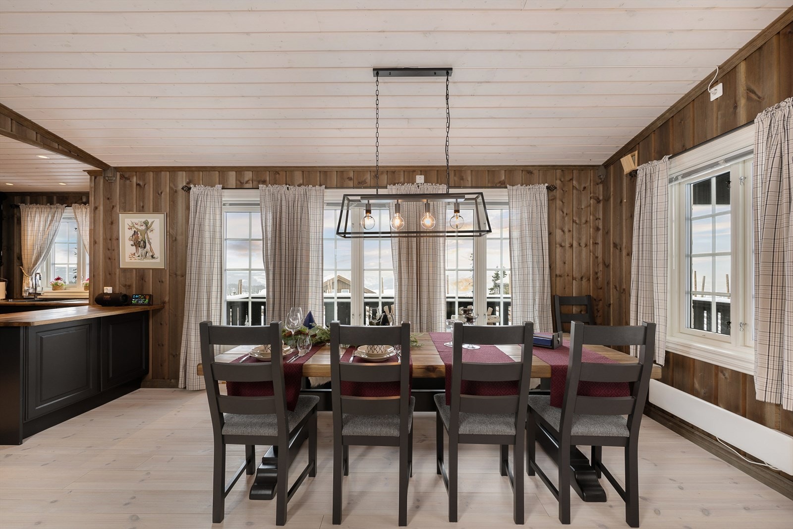 Spisestuen ligger åpent mot kjøkkenet som innbyr til sosial matlaging. Galleribilde