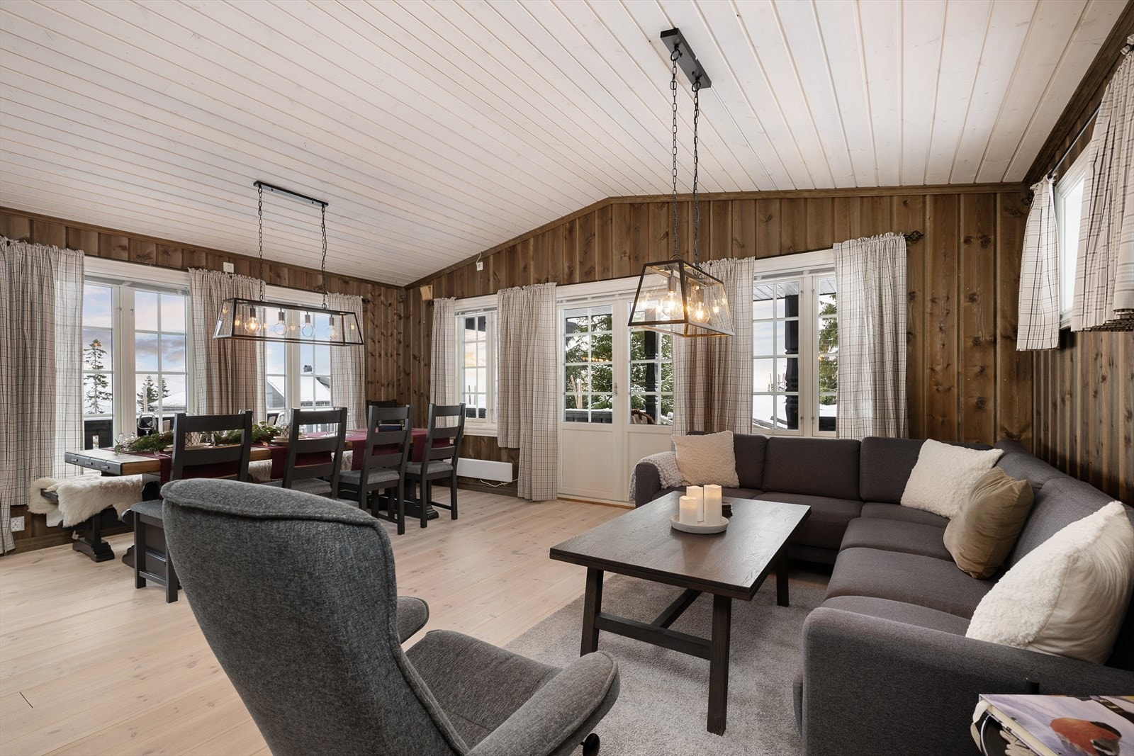 Romslig stue og spisestue i åpen løsning mot kjøkkenet. Galleribilde