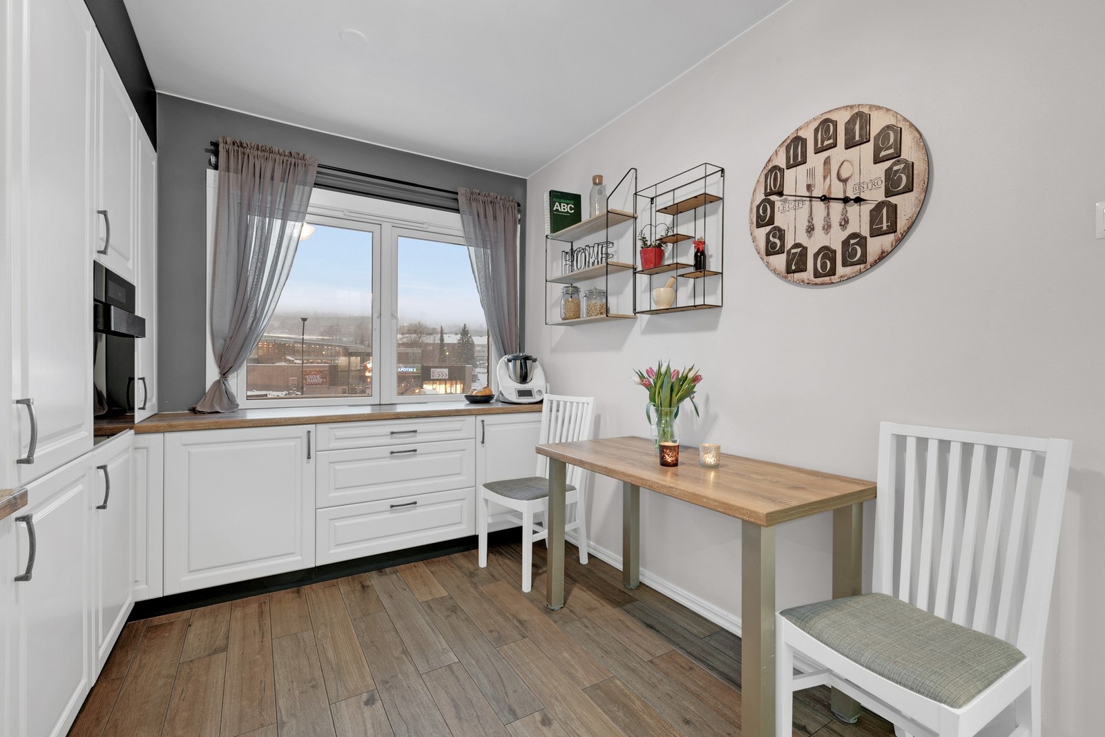 Kjøkkenet byr på god plass og mulighet for et lite spisebord, noe som gjør det til et naturlig sted for dagens raske måltider. Galleribilde