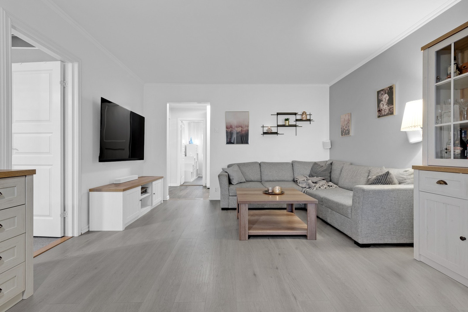 Boligen har en lys og romslig stue med rikelig plass til både sofa, TV-møblement og spisebord. Galleribilde