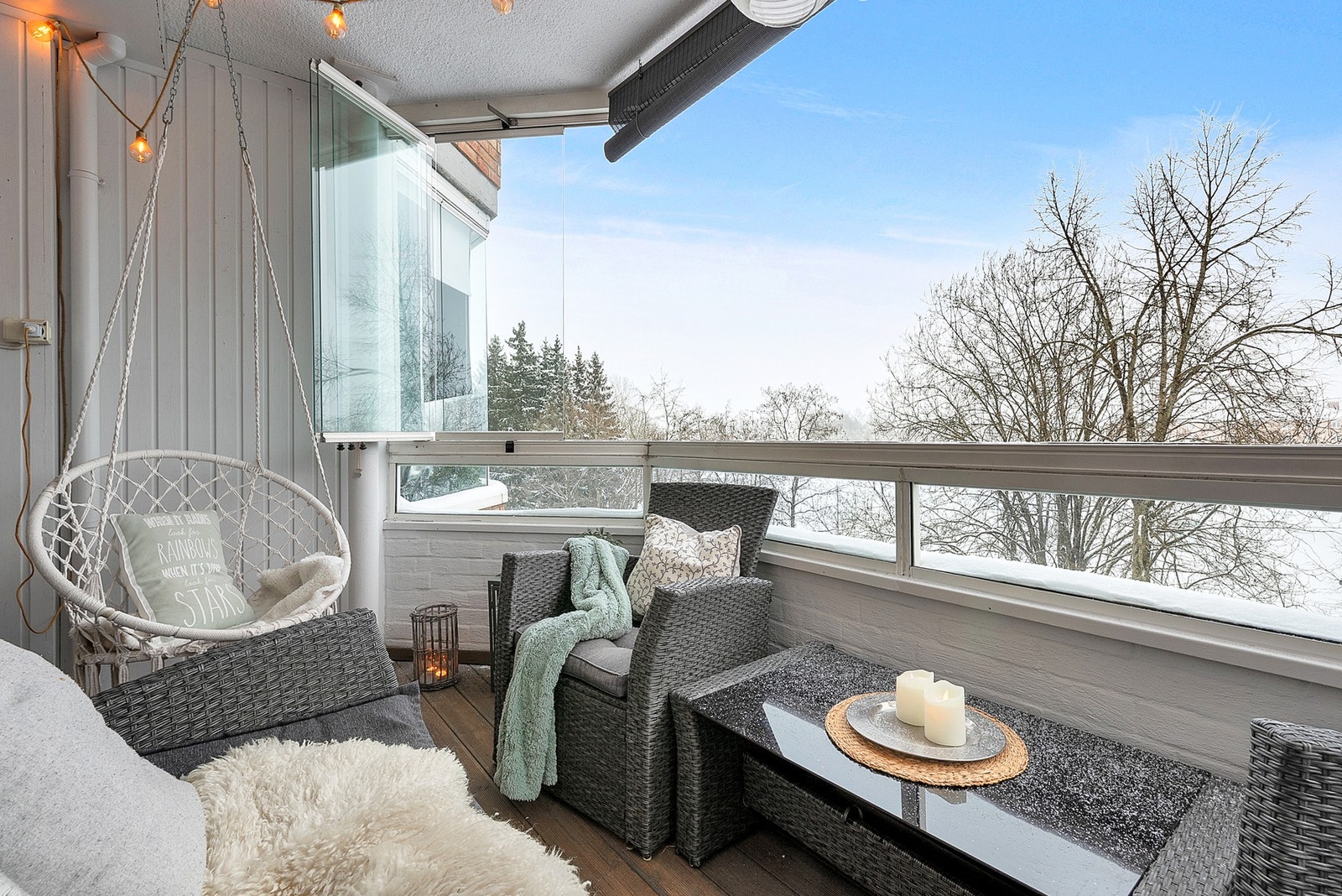 Fra balkongen kan du nyte en utsikt over frodige grøntarealer. Galleribilde