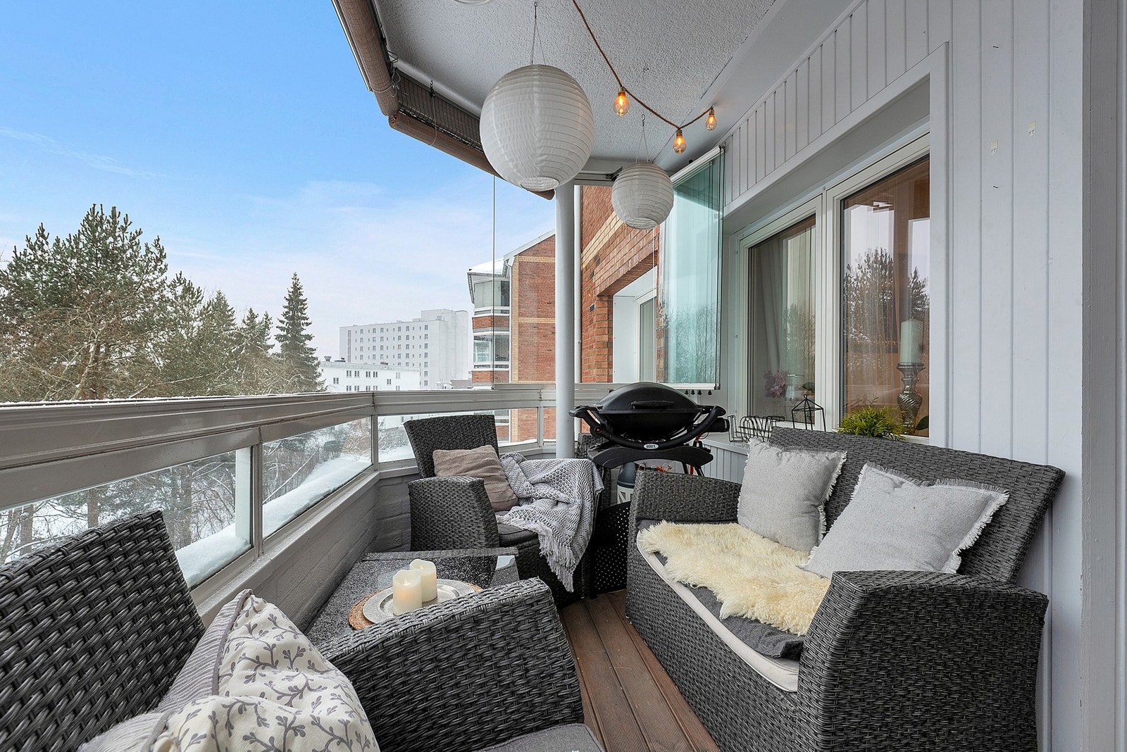 Dette er et hyggelig uteområde som fungerer som en naturlig forlengelse av stuen - perfekt for både avslapning, hyggelige hverdagsstunder og frisk luft store deler av året. Galleribilde