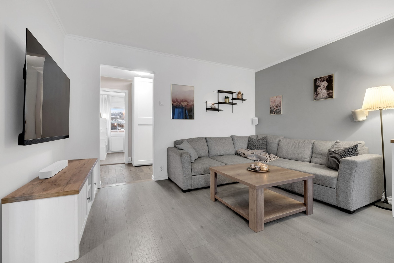 Stuen blir et naturlig midtpunkt når familie og venner samles. Galleribilde