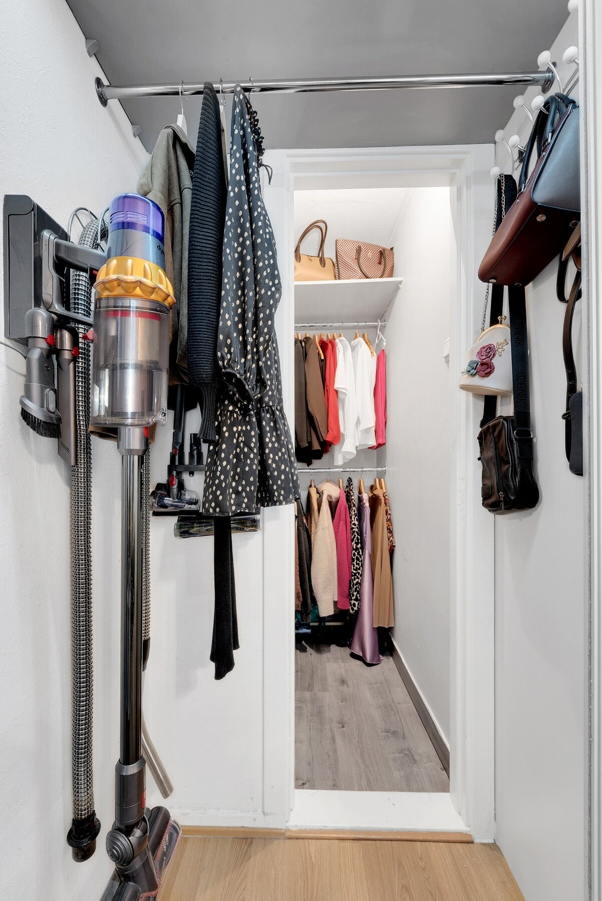 Boligen kan skilte med en romslig og praktisk bod - ideell for klær, utstyr og alt du vil ha lett tilgjengelig. I tillegg får du både kjeller- og loftsbod som gir rikelig med ekstra lagringsplass. Galleribilde