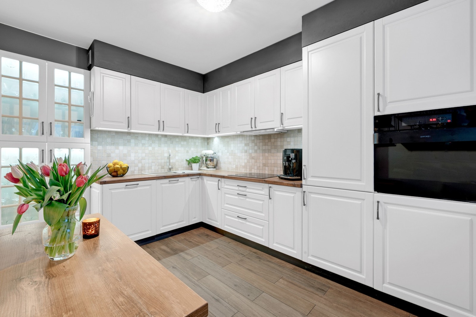 Innredningen består av en nedfelt vask i komposittmaterialet Tectonite og et ettgreps blandebatteri, samt integrerte hvitevarer bestående av kjøl-/fryseskap, oppvaskmaskin, platetopp og stekeovn, noe som gir et helhetlig og stilrent uttrykk. Galleribilde