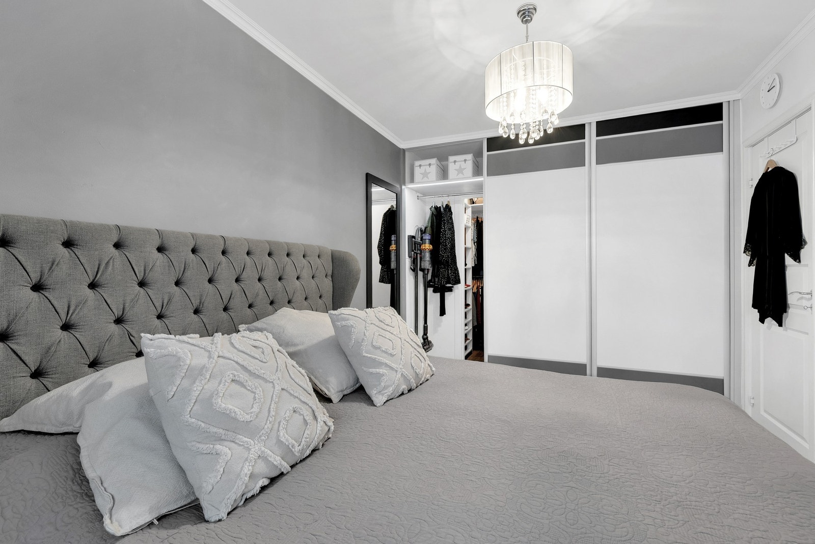 Rommet har god plass til dobbeltseng, nattbord og garderobeskap med rikelig oppbevaringsplass og sikrer god orden samt oversikt. Galleribilde