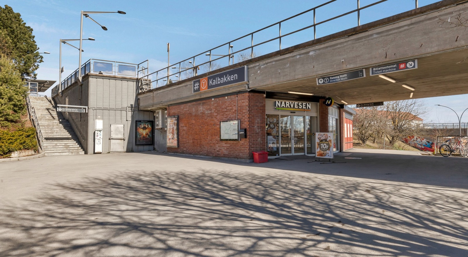 Kalbakken T-banestasjon ligger rett i nærheten og tar deg til Oslo S på rundt 20 minutter. Galleribilde