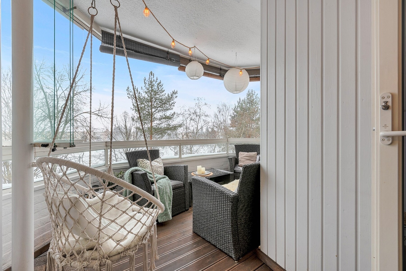 Den innglassede balkongen på ca. 9 m² har en sørøstvendt beliggenhet. Galleribilde