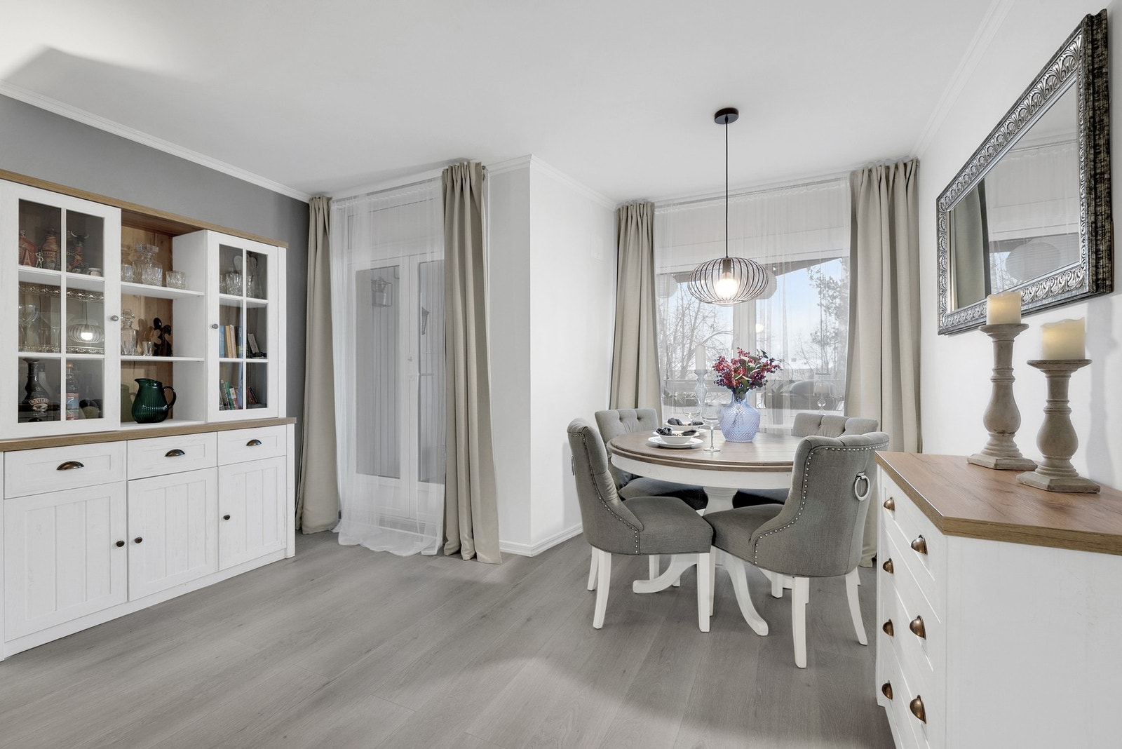 Herfra er det utgang til en herlig balkong, perfekt for avslapning og hyggelige stunder. Galleribilde