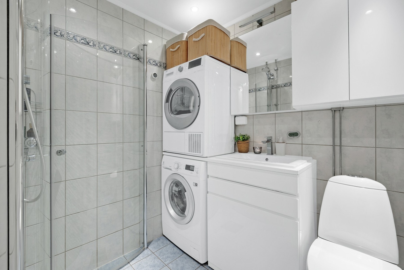 Baderom fra ca 2007 med innredning som består av toalett, servant med skap, dusjnisje samt opplegg for vaskemaskin. Galleribilde