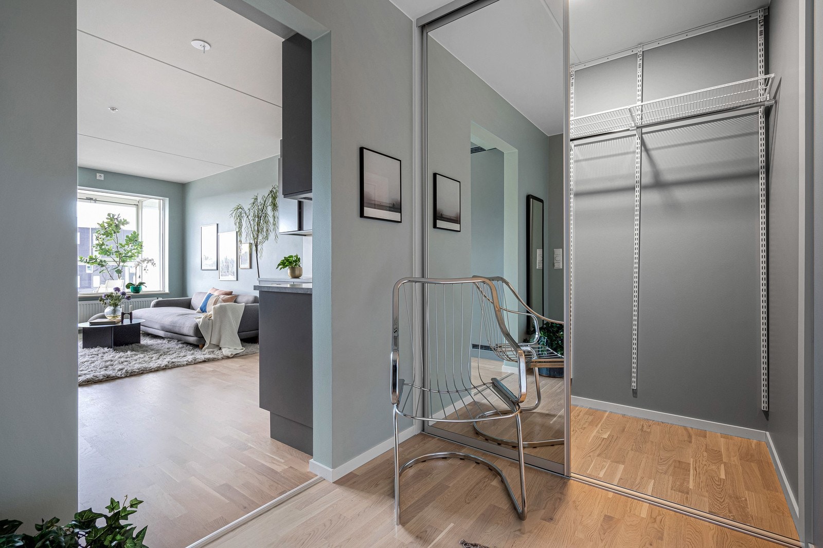 Gang med skyvedørsgarderobe Galleribilde