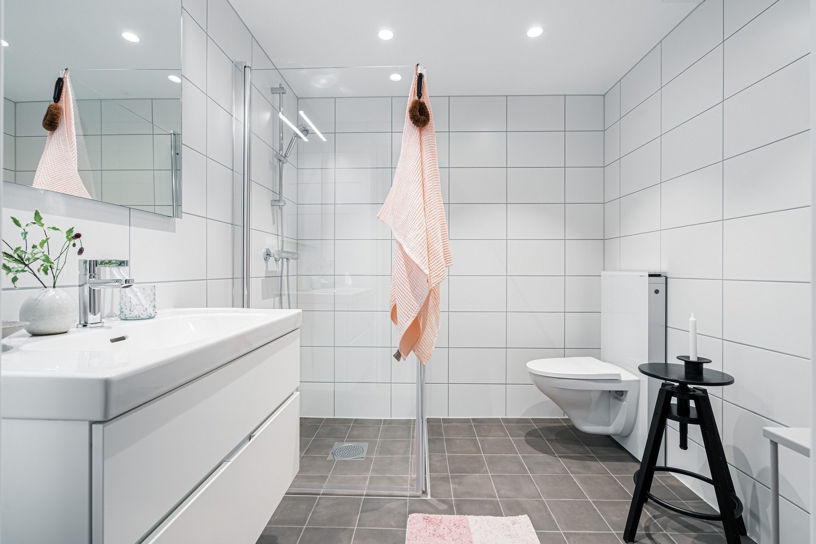 Bad med servant, dusjhjørne og vegghengt WC Galleribilde