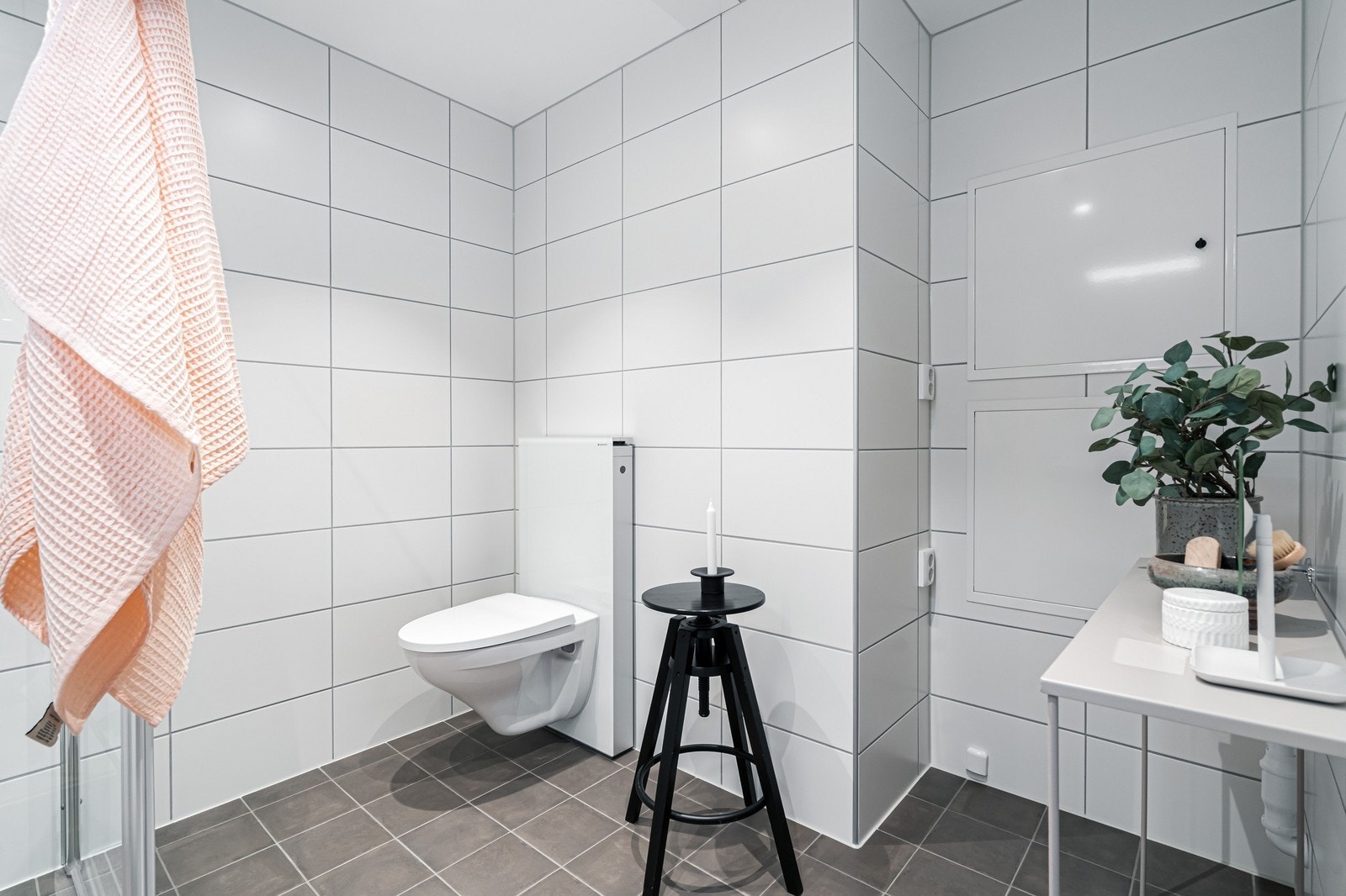 Romslig flislagt bad Galleribilde